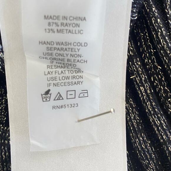 Vince Camuto Metallic Black and Gold Long Sleeved Sweater NEW Size Medium - Picture 4 of 5